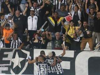 Jogadores comemorando o placar com a torcida. (Foto: Vitor Silva / Botafogo)