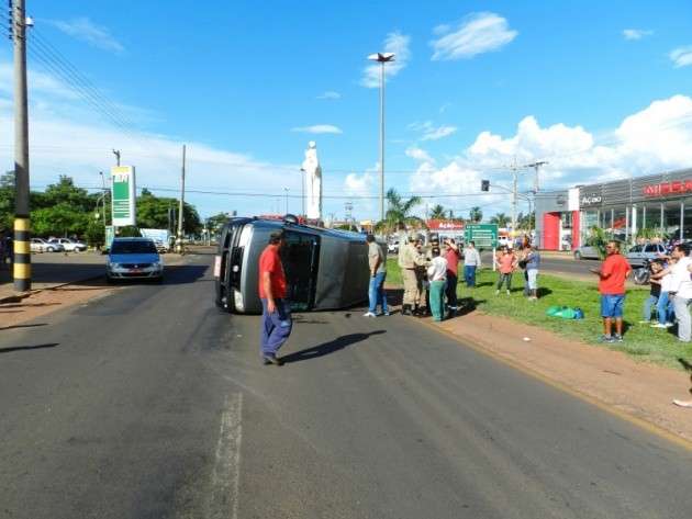 Condutor n&atilde;o respeita sinaliza&ccedil;&atilde;o e tomba van em Tr&ecirc;s Lagoas