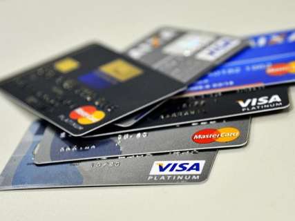 Juros do rotativo do cartão de crédito caem para 275,7% ao ano
