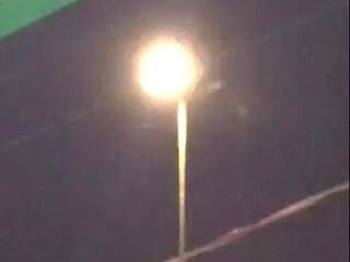 Vídeo enviado por leitor mostra lâmpadas piscando com oscilação de energia. (Foto: Reprodução/Direto das Ruas)