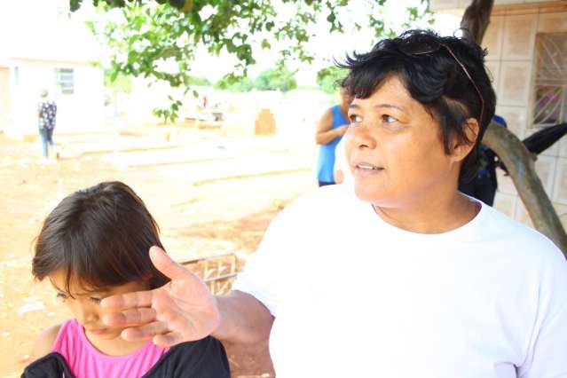 T&uacute;mulo de menina queimada aos 7 anos re&uacute;ne fi&eacute;is h&aacute; tr&ecirc;s d&eacute;cadas