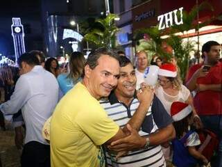 O que não faltou foi gente querendo tirar selfie com o prefeito Marquinhos Trad durante a entrega das obras da 14 de Julho. (Foto: Paulo Francis)