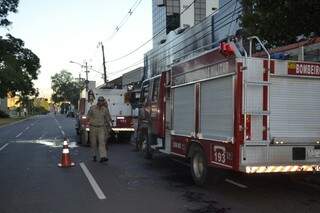 Duas viaturas foram mobilizadas para conter as chamas (Foto: Simão Nogueira)