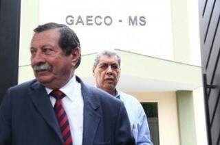 O advogado Rene Siufi e o ex-governador André Puccinelli deixando o Gaeco apos prestar depoimento em setembro deste ano (Foto: Marcos Ermínio/Arquivo)