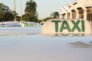 Taxistas querem aumento por conta do alto custo para manter os veículos. (Foto: Marcos Ermínio)