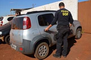Policial do DOF observa Fiat Uno que era usado para transportar meia tonelada de maconha (Foto: Divulgação)