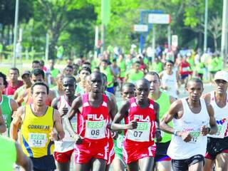 Com 15 mil inscritos em 2011, prova conta com a presença de atletas internacionais, como os tradicionais quenianos (Foto: Divulgação)
