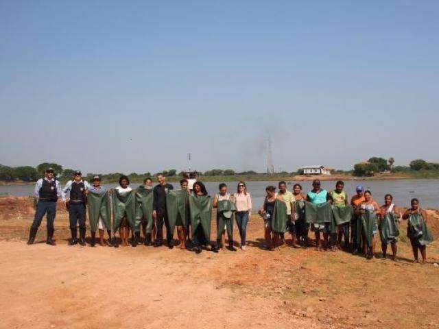 Trabalhadores ganham macac&otilde;es de borracha para catar iscas no Pantanal
