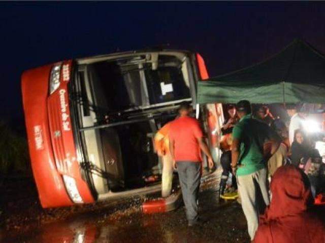 Seis ocupantes de &ocirc;nibus que tombou com 26 a bordo seguem internados
