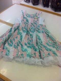 Em estampa verde e rosa, vestido sai por R$ 299.