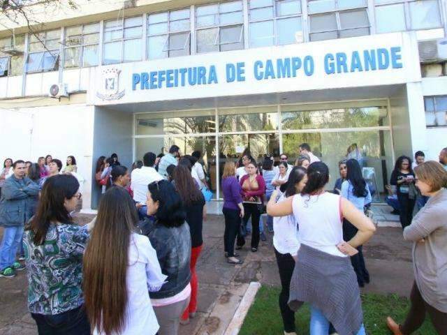 Câmara suspende votação de reajuste e funcionários protestam na Prefeitura