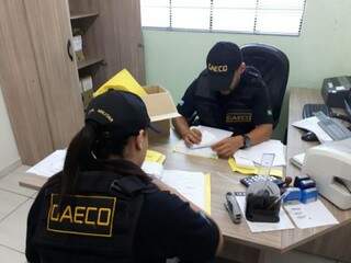 Equipes apreenderam documentos na Câmara de Iguatemi nesta quinta (Foto: Divulgação/Gaeco)