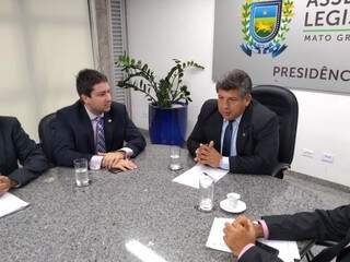 À esquerda, deputado João Henrique Catan (PR) ao lado do presidente da CCJ, deputado Lídio Lopes (Patriota). (Foto: Leonardo Rocha).