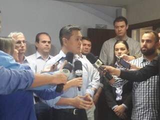 Presidente da Famasul, Maurício Saito, durante coletiva de imprensa nesta quarta-feira (12) (Foto: Izabela Sanchez)