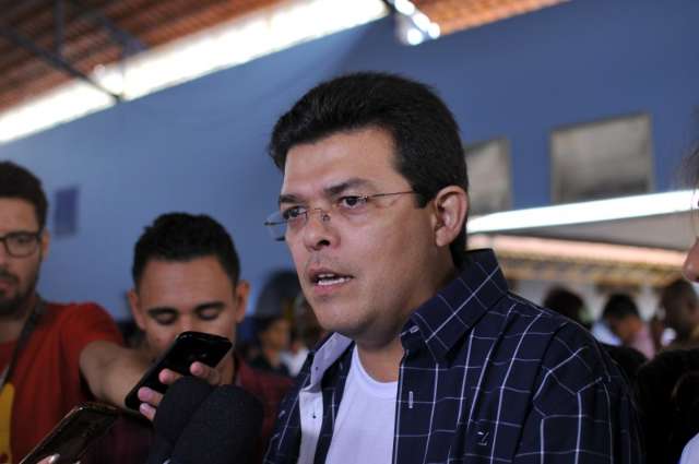 Prefeito promete retomar pagamento de gratifica&ccedil;&otilde;es em at&eacute; 90 dias