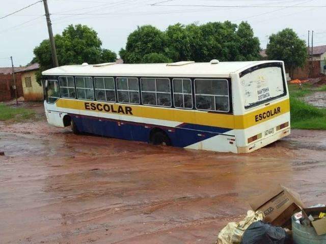 Inmet faz novo alerta para chuva intensa com vento forte e risco de alagamento