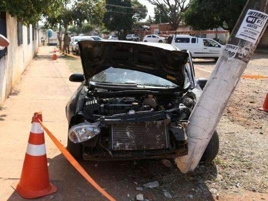 Suspeito de estar b&ecirc;bado, homem bate carro em frente a local de vota&ccedil;&atilde;o