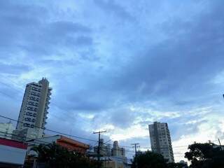 Capital amanheceu com céu cheio de nuvens e previsão é de chuva no período da tarde (Foto: Saul Schramm)