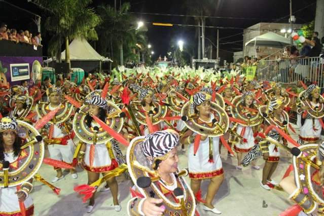 Vila Mamona encerra pen&uacute;ltima noite de Carnaval em Corumb&aacute;