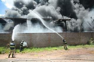 Bombeiros combatem incêndio que consome fábrica de piscina. (Foto: Marcos Ermínio)