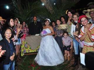 Dama de honra do casamento da amiga, Cláudia virou a noiva no altar em festa junina. (Foto: Carlos Javier)