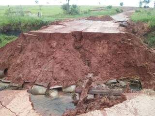 Ponte em estrada municipal que dava acesso ao distrito, caiu. (Foto: Defesa Civil)