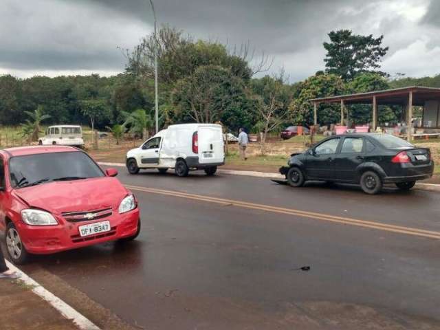 Ve&iacute;culo invade preferencial e bate em dois carros ao atravessar cruzamento
