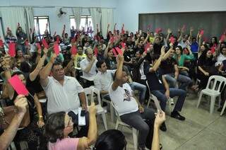 Técnicos administrativos da UFGD e do HU de Dourados durante assembleia que aprovou greve a partir de sexta-feira (Foto: Eliel Oliveira)