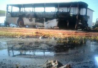 Ônibus foi totalmente destruído pelo fogo. (Foto: Marcos Ermínio) 