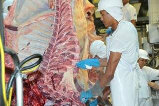 Exportação de carne bovina desossada e congelada caiu 39,2%, no semestre (Foto: Divulgação/Fiems)