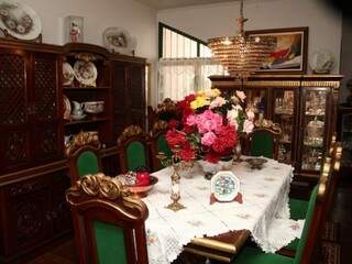 Casa abriga milhares de objetos antigos colecionados por Solange. 