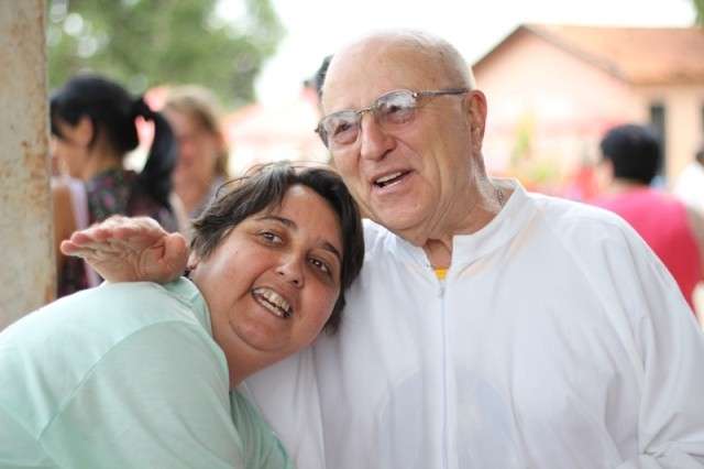 Andréia Cristina abraça antigo pároco de Bandeirantes, padre Luciano Scampini. (Foto: Marcos Ermínio)