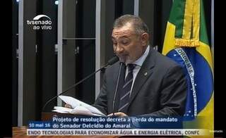 Relator do processo de cassação de Delcídio no Conselho de Ética no Senado, senador Telmário Mota faz a leitura de seu parecer no Plenário (Imagem: TV Senado)