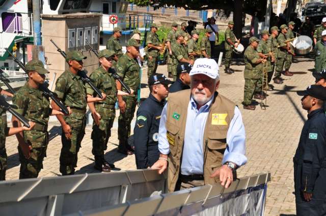 Ministro da Defesa vai at&eacute; a fronteira conhecer militares em opera&ccedil;&atilde;o