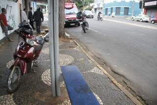 Local onde aconteceu o acidente. A pedestre estava indo em direção ao ponto de ônibus, quando foi atropelada. (Foto: Marcelo Victor) 