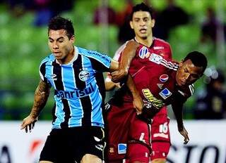 Grêmio saiu na frente com Elano, mas acabou tomando a virada. Na foto, Vargas briga pela bola para o tricolor gaúcho (Foto: Ronaldo Schemidt/AFP)