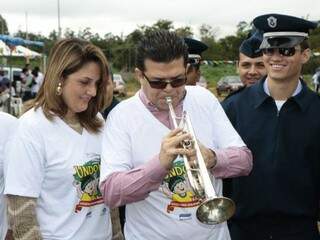 Prefeito tocando trompete em evento no mês de maio. (Foto: Cleber Gellio/ Arquivo) 