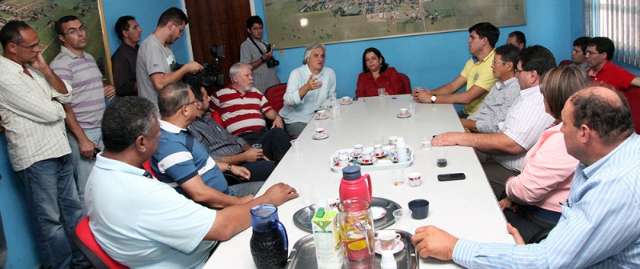 Delc&iacute;dio se re&uacute;ne com prefeitos e diz que campanha ao Governo ser&aacute; de propostas
