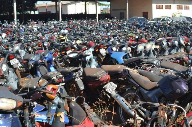 Comiss&atilde;o define prazo para esvaziar p&aacute;tios de delegacias lotados de carros