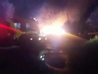 Caminhão do Corpo de Bombeiros em frente ao imóvel pegando fogo (Foto: Direto das Ruas)