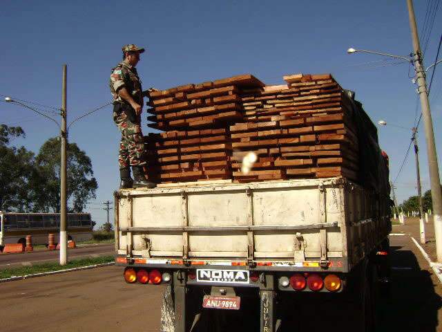  PMA e PRF apreendem carreta com 36 m&sup3; de madeira ilegal 