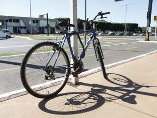Bicicleta está acorrentada em poste na Duque de Caxias. (Fotos: Cleber Gellio)