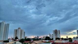 Nuvens carregadas no céu de Campo Grande nesta quarta-feira (15). (Foto: André Bittar)