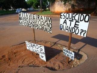 Placas colocadas na madrugada chamam aten&ccedil;&atilde;o para cruzamento esburacado