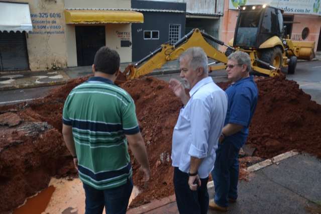 Chuva destr&oacute;i asfalto e buraco causa interdi&ccedil;&atilde;o da rua C&acirc;ndido Mariano