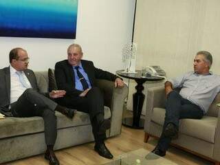 Na foto, da esquerda para a direita, o secretário Barbosa, o diretor interino Aud de Oliveira e o governador Reinaldo (Foto: Divulgação/Agepen)