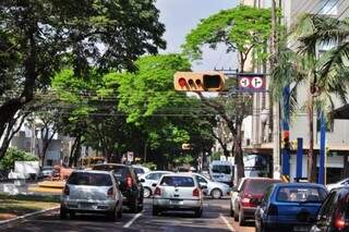Semáforo na avenida Marcelino Pires, em Dourados, recebeu adequação de três tempos (Foto: Divulgação)