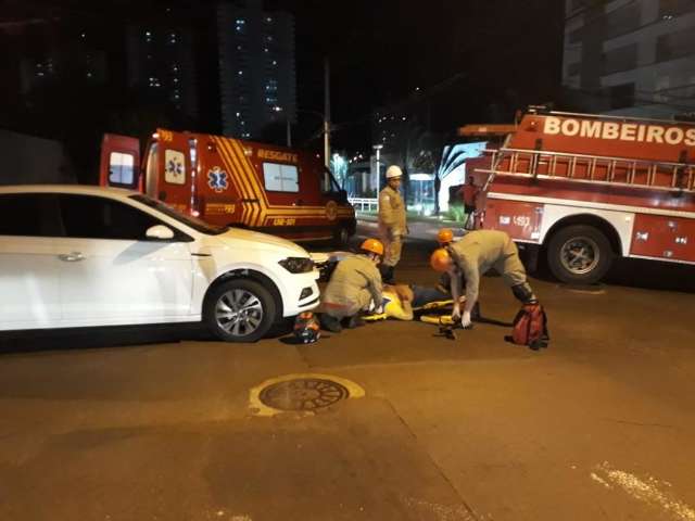 Carro atropela motociclista em cruzamento que estava com sinal intermitente
