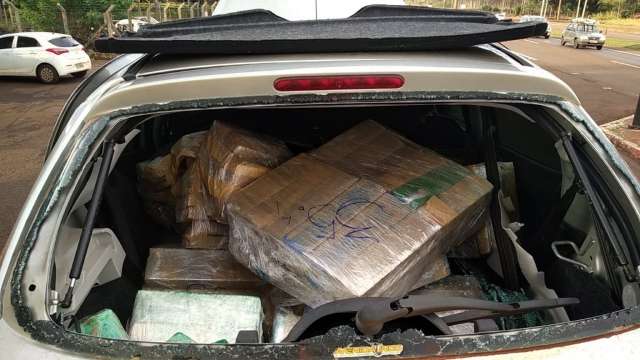 &ldquo;Cavalo doido&rdquo; capota carro com maconha e namorada fica ferida