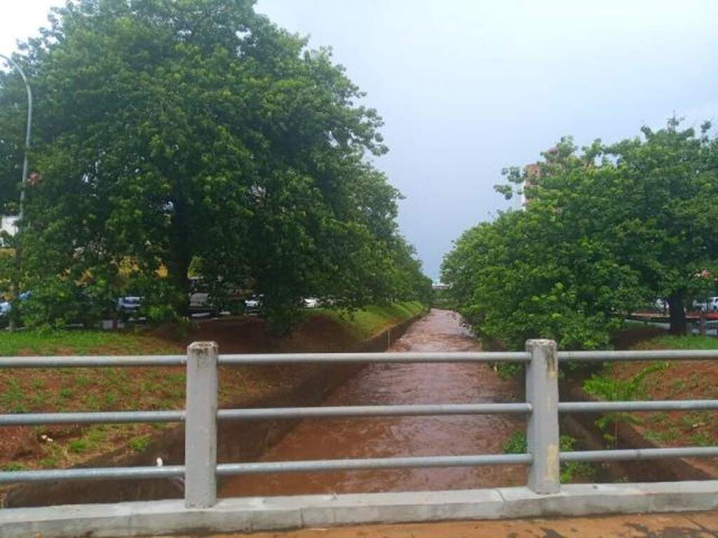 Pancada De Chuva Derruba Temperatura E Cria Pontos De Alagamentos